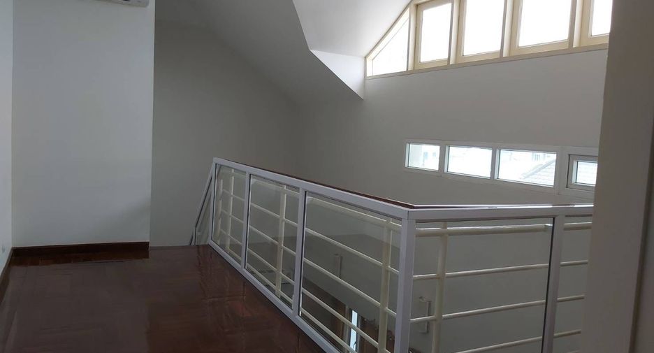 For rent 3 bedrooms apartment in Watthana, Bangkok