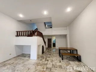 For rent 4 bedrooms house in Phra Khanong, Bangkok