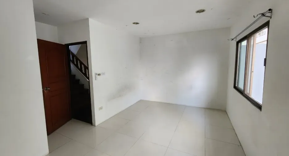 Casa en alquiler de 4 habitaciones en Phra Khanong, Bangkok