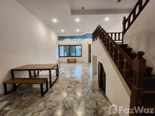 For rent 4 bedrooms house in Phra Khanong, Bangkok