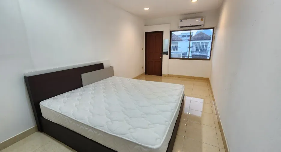 Casa en alquiler de 4 habitaciones en Phra Khanong, Bangkok