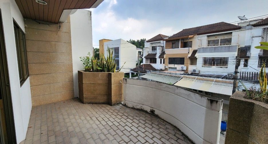 Casa en alquiler de 4 habitaciones en Phra Khanong, Bangkok