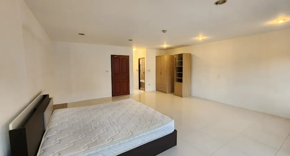 Casa en alquiler de 4 habitaciones en Phra Khanong, Bangkok