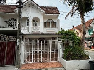 Casa adosada en alquiler de 3 habitaciones en Suan Luang, Bangkok