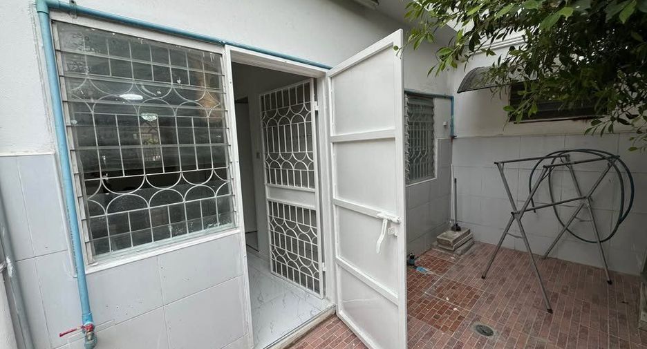 Casa adosada en alquiler de 3 habitaciones en Suan Luang, Bangkok
