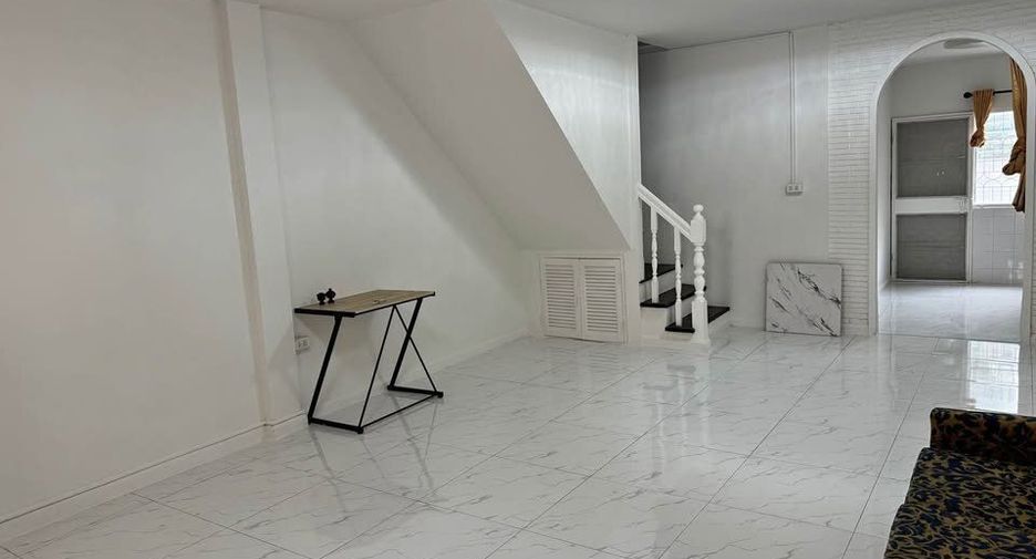 For rent 3 bedrooms townhouse in Suan Luang, Bangkok