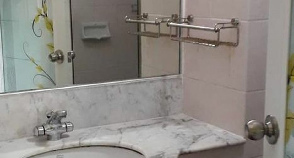 For rent 3 bedrooms condo in Yan Nawa, Bangkok