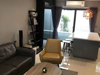 Casa adosada en alquiler de 3 habitaciones en Lat Phrao, Bangkok