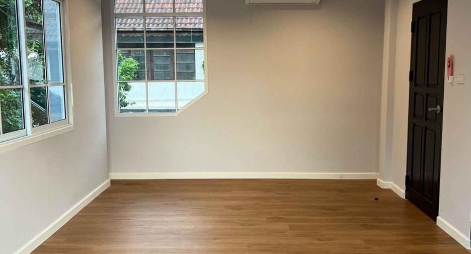 For rent 3 bedrooms house in Saphan Sung, Bangkok
