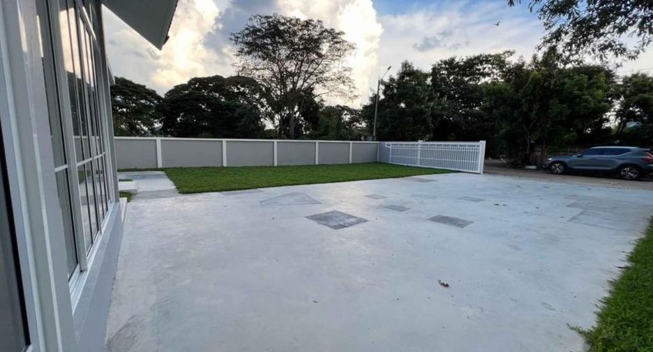 For rent 3 bedrooms house in Saphan Sung, Bangkok