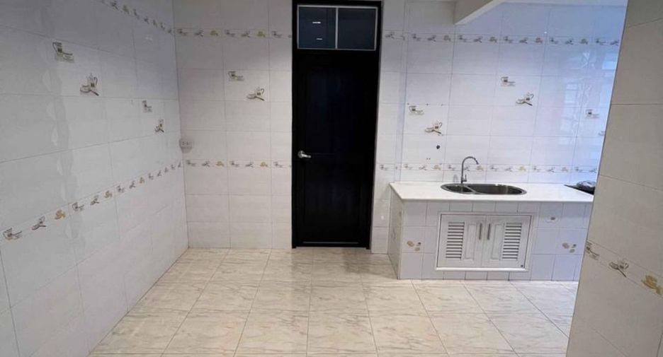 For rent 3 bedrooms house in Saphan Sung, Bangkok