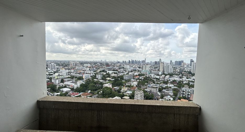 For rent 3 bedrooms condo in Watthana, Bangkok