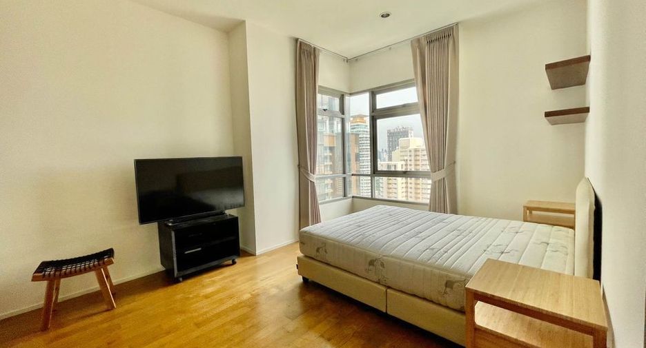For rent 3 bedrooms condo in Khlong Toei, Bangkok