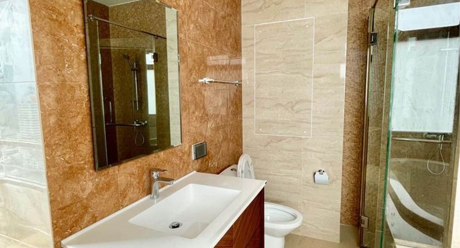 For rent 3 bedrooms condo in Khlong Toei, Bangkok