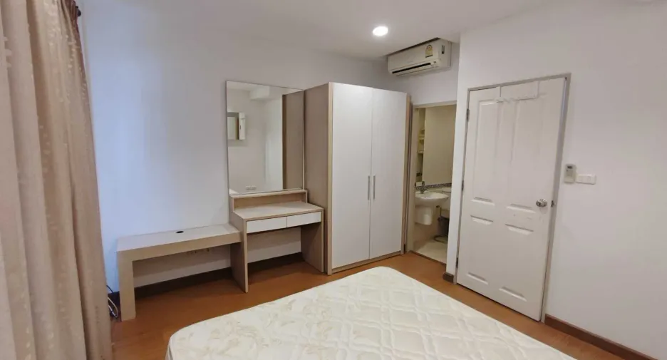 For rent 3 bedrooms townhouse in Bang Kapi, Bangkok