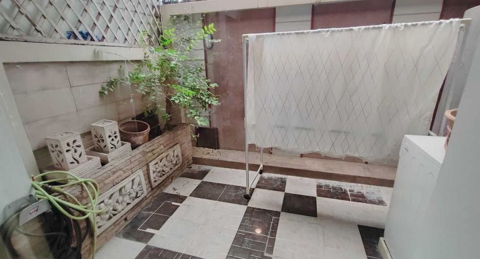 For rent 3 bedrooms townhouse in Bang Kapi, Bangkok
