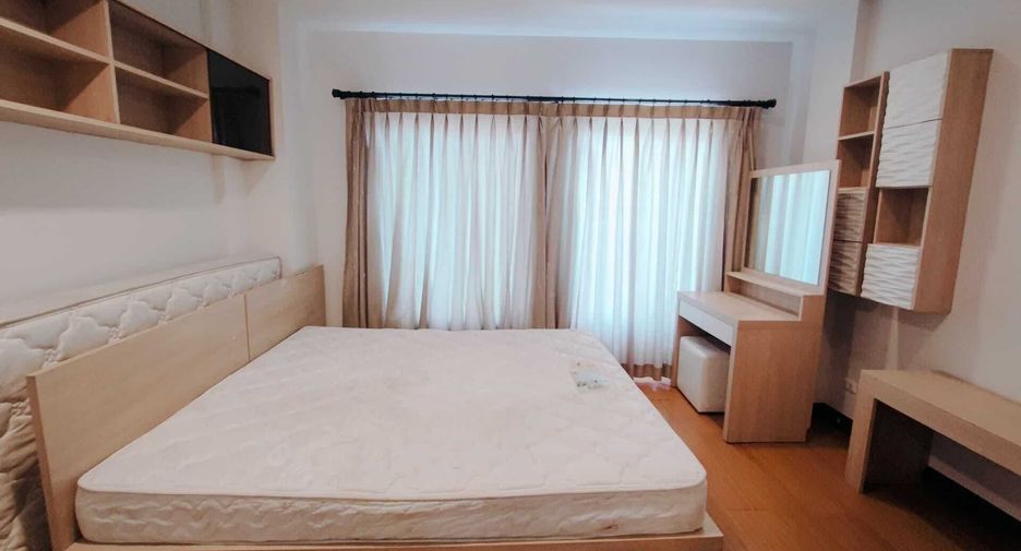 For rent 3 bedrooms townhouse in Bang Kapi, Bangkok