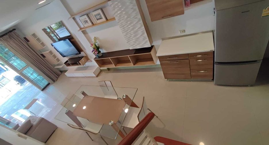 For rent 3 bedrooms townhouse in Bang Kapi, Bangkok
