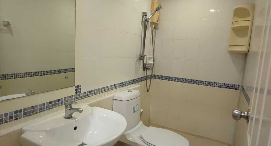 For rent 3 bedrooms townhouse in Bang Kapi, Bangkok