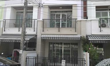 À louer 3 chambres maison de ville à Bang Kapi, Bangkok