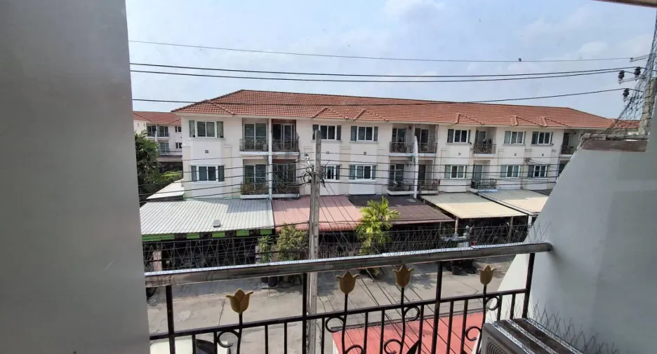 For rent 3 bedrooms townhouse in Don Mueang, Bangkok