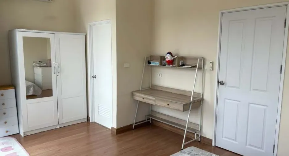 For rent 4 bedrooms townhouse in Prawet, Bangkok