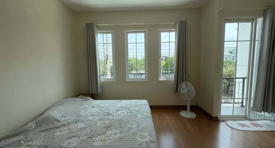 For rent 4 bedrooms townhouse in Prawet, Bangkok