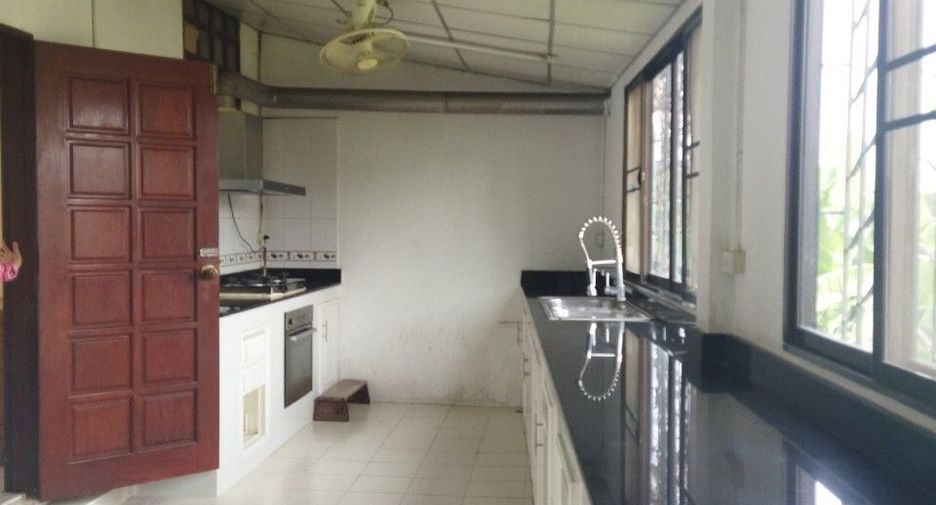 For rent 5 ベッドルーム townhouse in Phra Khanong, Bangkok