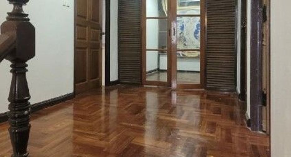 For rent 4 bedrooms house in Khlong San, Bangkok