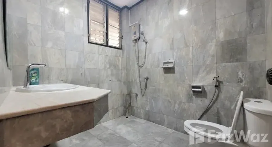 For rent 4 bedrooms house in Khlong San, Bangkok