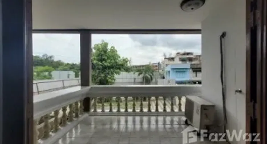 For rent 4 bedrooms house in Khlong San, Bangkok