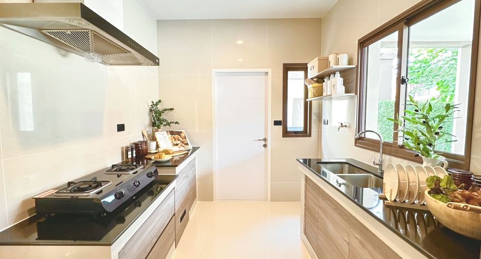 Casa en alquiler de 4 habitaciones en Bang Kapi, Bangkok