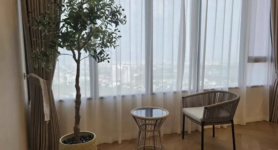 For rent 3 bedrooms condo in Huai Khwang, Bangkok