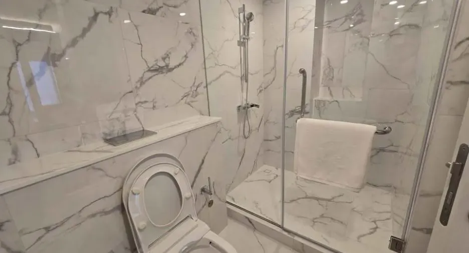 For rent 3 bedrooms condo in Huai Khwang, Bangkok
