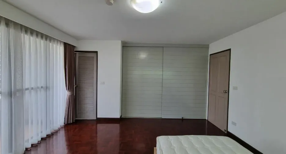 For rent 3 bedrooms apartment in Watthana, Bangkok