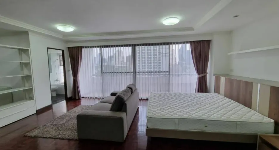 For rent 3 bedrooms apartment in Watthana, Bangkok