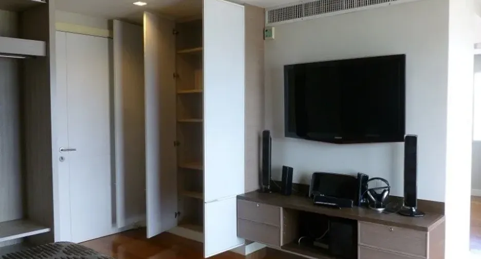 For rent 3 bedrooms condo in Sathon, Bangkok