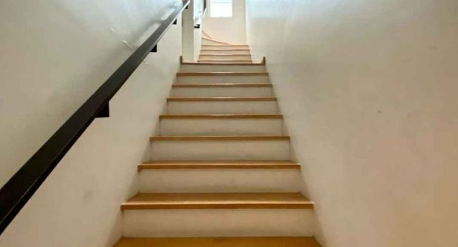 For rent 3 bedrooms townhouse in Suan Luang, Bangkok