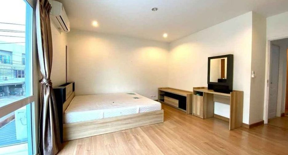 For rent 3 bedrooms townhouse in Suan Luang, Bangkok