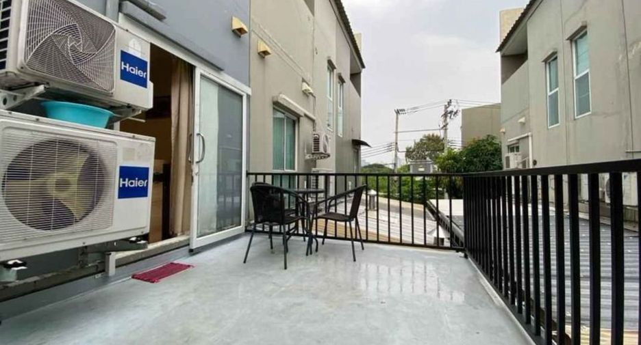 For rent 3 bedrooms townhouse in Suan Luang, Bangkok