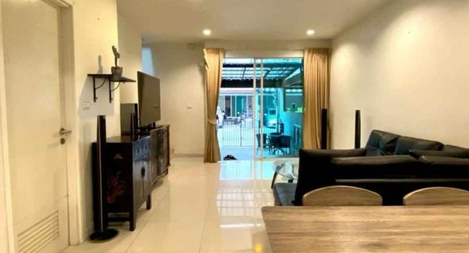 For rent 3 bedrooms townhouse in Suan Luang, Bangkok