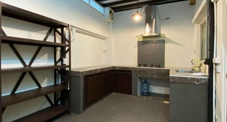 For rent 3 bedrooms townhouse in Suan Luang, Bangkok