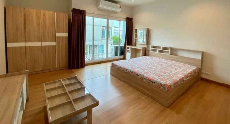 For rent 3 bedrooms townhouse in Suan Luang, Bangkok