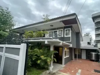 Haus zur Miete mit 4 Zimmer in Watthana, Bangkok