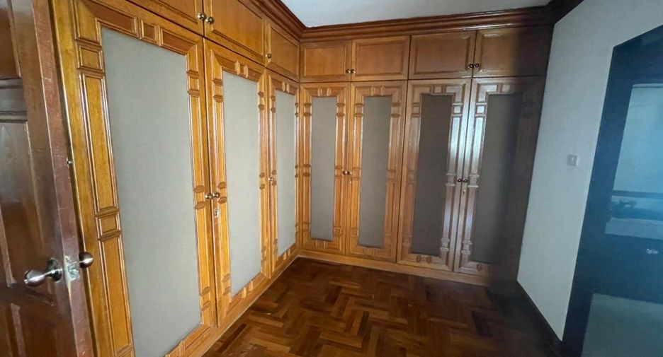 For rent 3 bedrooms condo in Khlong Toei, Bangkok