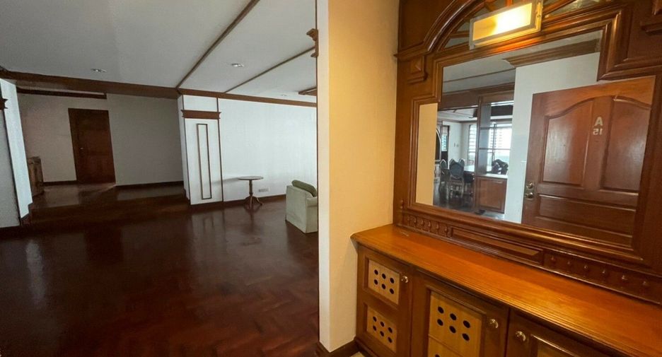 For rent 3 bedrooms condo in Khlong Toei, Bangkok
