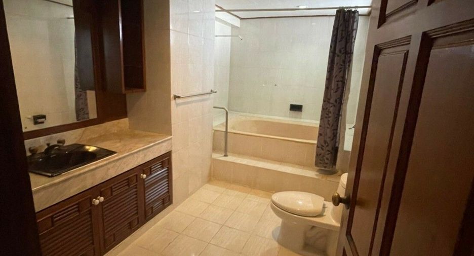 For rent 3 bedrooms condo in Khlong Toei, Bangkok