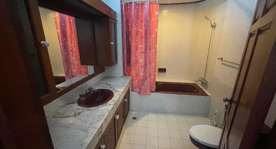 For rent 3 bedrooms condo in Khlong Toei, Bangkok