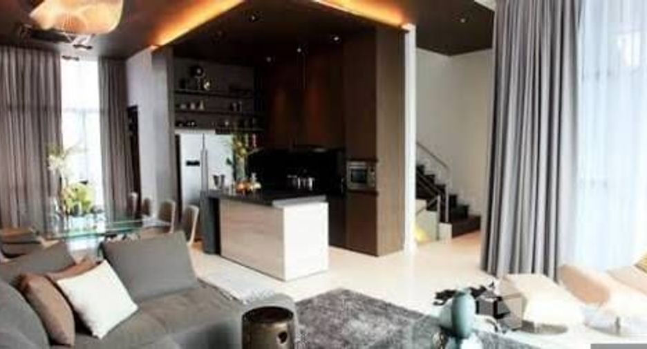 For rent 3 bedrooms house in Watthana, Bangkok