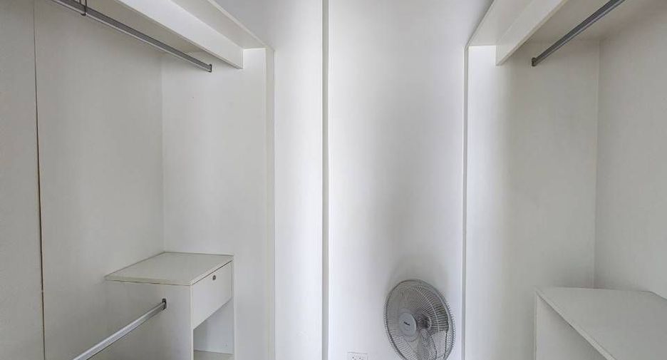 For rent 2 bedrooms condo in Huai Khwang, Bangkok